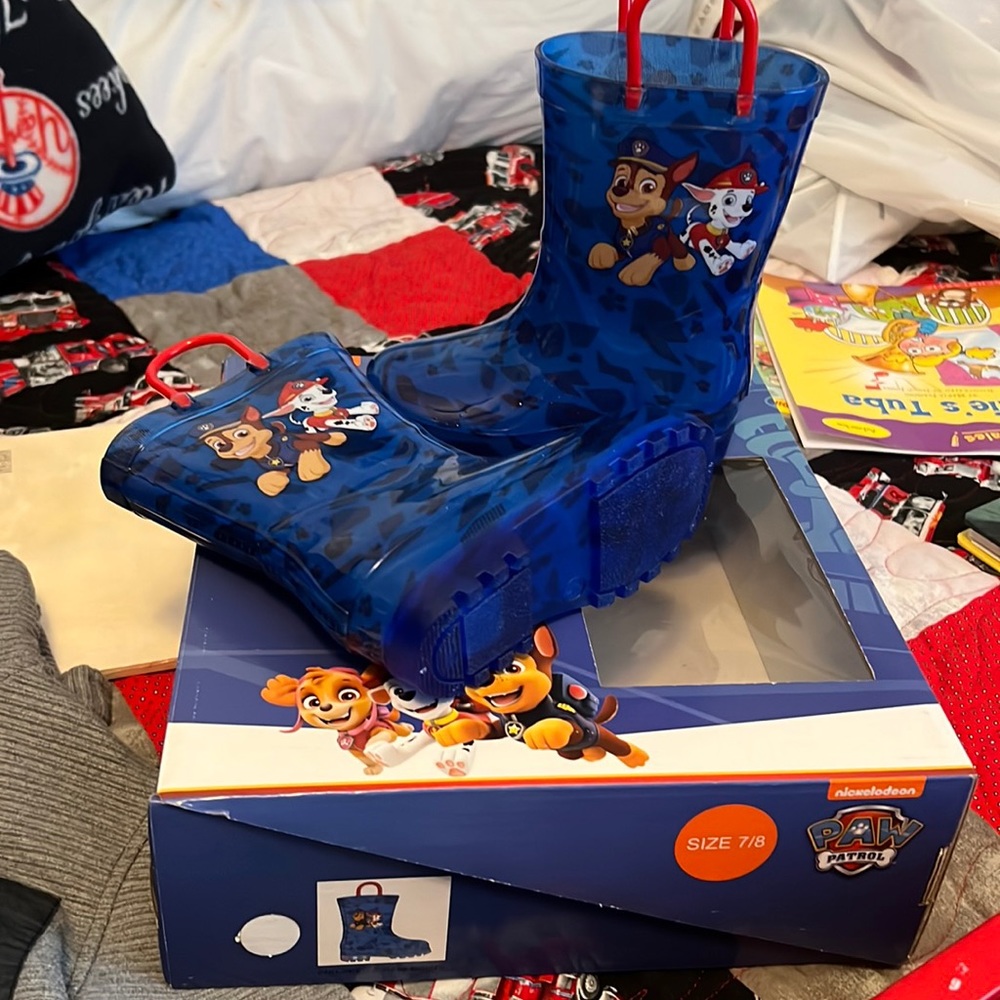 Paw patrol rain boots 7/8 toddler